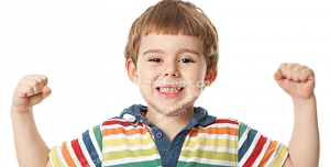 عکس با کیفیت با موضوع سلامتی کودکان ، سلامتی دهان و دندان کودکان با تصویر پسر بچه با حالت نمایش بدن قوی