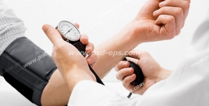 عکس با کیفیت تبلیغاتی پزشک در حال چک کردن فشار بیمار با دستگاه فشار سنج
