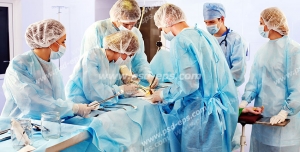 عکس با کیفیت تبلیغاتی شش پزشک و پرستار در حال همکاری برای عمل جراحی بیمار