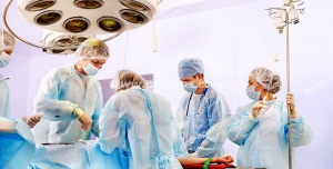 عکس با کیفیت تبلیغاتی جراحان در حال کار و جراحی بیمار
