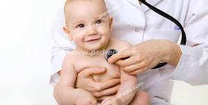 عکس با کیفیت تبلیغاتی پزشک که کودک را در آغوش دارد و در حال معاینه او می باشد