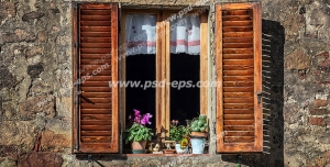 عکس با کیفیت تبلیغاتی پنجره ی چوبی زیبا روی دیوار سنگی تزئین شده با گلدان های سفالی زیبا