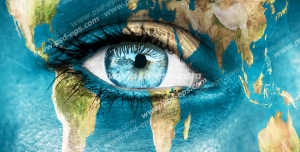 عکس با کیفیت تبلیغاتی چشم آبی و صورت به شکل کره زمین