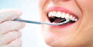 عکس با کیفیت تبلیغاتی معاینه دندان های خانم زیبا با آینه دندان پزشکی