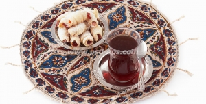 عکس با کیفیت تبلیغاتی شیرینی و چای در سینی زیبا