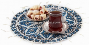 عکس با کیفیت تبلیغاتی سینی با طرح زیبا و چای و شیرینی داخل آن