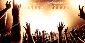 عکس با کیفیت تبلیغاتی مردم در کنسرت با دست های بالا آمده در حال شادی