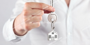 عکس با کیفیت تبلیغاتی کلید با جا کلیدی شکل خانه در دست مرد
