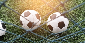 عکس با کیفیت تبلیغاتی سه توپ فوتبال درون دروازه