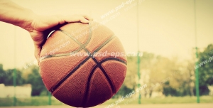 عکس با کیفیت تبلیغاتی توپ در دست بازیکن بسکتبال