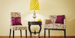 عکس با کیفیت تبلیغاتی دو صندلی گل دار زیبا با میز و آباژور