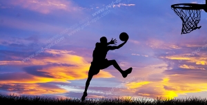 عکس با کیفیت تبلیغاتی بسکتبالیست در حال تمرین در غروب