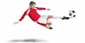 عکس با کیفیت تبلیغاتی بازیکن قرمز پوش در حال شوت زدن به توپ فوتبال