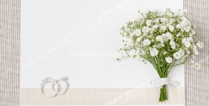 عکس با کیفیت تبلیغاتی کارت سفید عروسی با یک دسته گل کوچک در سمت راست آن