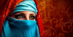 عکس با کیفیت تبلیغاتی زن با روبند آبی و شال نارنجی