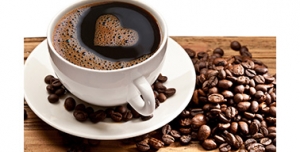تصویر با کیفیت از فنجان قهوه و دانه های قهوه
