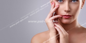 عکس با کیفیت تبلیغاتی مدل زن با صورت شفاف و دستان لطیف در بک گراند خاکستری