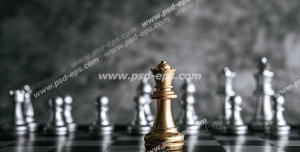 عکس با کیفیت تبلیغاتی مهره های سرباز شطرنج به رنگ نقره ای و مهره ی شاه به رنگ طلایی