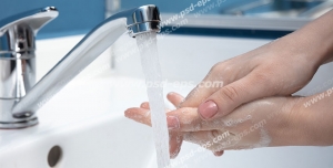 عکس با کیفیت تبلیغاتی شستن دست ها با مایع