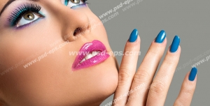 عکس با کیفیت تبلیغاتی زن با آرایش زیبا و ناخن های لاک زده به رنگ آبی