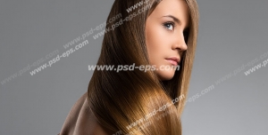 عکس با کیفیت تبلیغاتی موهای قهوه ای طلای بلند ریخته شده بر روی دوش زن در بک گراند خاکستری