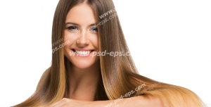 عکس با کیفیت تبلیغاتی زن با موهای قهوه ای بلند و لبخند بر لب در بک گراند سفید