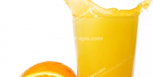 عکس با کیفیت تبلیغاتی برشی از پرتقال در حال افتادن داخل لیوان آب پرتقال و پرتقال برش خورده در کنار لیوان در بک گراند سفید