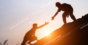 عکس با کیفیت تبلیغاتی دو مرد در حالا کمک کردن برای بالا رفتن از کوه و طلوع خورشید