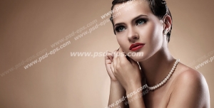 عکس با کیفیت تبلیغاتی زن در حال گوشواره گوش کردن و موهای شنیون شده و آرایش زیبا ملیح در بک گراند کرمی