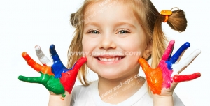 عکس با کیفیت تبلیغاتی دختر بچه زیبا با دستان رنگارنگ