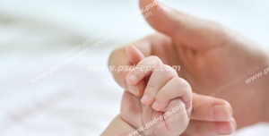 عکس با کیفیت تبلیغاتی گرفتن انگشت مادر توسط نوزاد