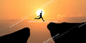 عکس با کیفیت تبلیغاتی مرد در حال پرش از قله ای به قله ای دیگر در غروب آفتاب