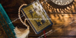 عکس با کیفیت تبلیغاتی تسبیح میان قرآن و در کنار سجاده نماز