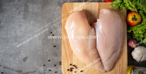 عکس با کیفیت تبلیغاتی سینه مرغ بر روی تخته تخته گوشت و سبزیجات در کنارش