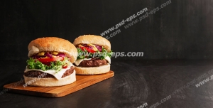 عکس با کیفیت تبلیغاتی دو همبرگر لذیذ بر روی تخته چوبی و بک گراند مشکی