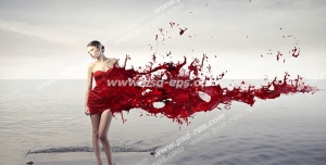 عکس با کیفیت تبلیغاتی زن ایستاده در آب و لباسی از جنس خون