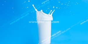 عکس با کیفیت تبلیغاتی یک لیوان شیر با بک گراند آبی