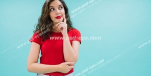 عکس با کیفیت تبلیغاتی زن با چهره زیبا و موهای باز و لباس قرمز در حال فکر کردن و دیوار آبی آسمانی پشت سرش