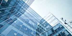 عکس با کیفیت تبلیغاتی ساختما های شیشه ای زیبا از زاویه پایین و آسمان آبی