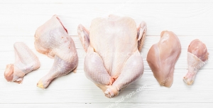 عکس با کیفیت تبلیغاتی مرغ کامل در کنار ران و سینه و بال مرغ