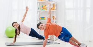عکس با کیفیت تبلیغاتی دختر بچه و پسر بچه در حال ورزش کردن در اتاق خواب