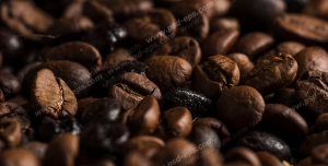 عکس با کیفیت تبلیغاتی دانه های قهوه از نمای نزدیک