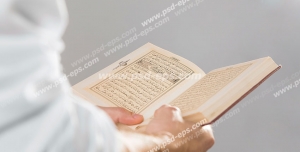عکس با کیفیت تبلیغاتی مرد در حال خواندن کتاب قرآن