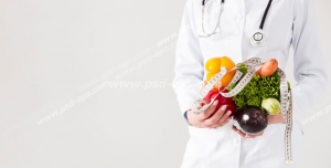 عکس با کیفیت تبلیغاتی سبزیجات مقوی در دست دکتر با بک گراند سفید