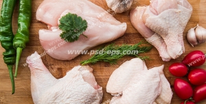 عکس با کیفیت تبلیغاتی فلفل دلمه ای سبز و گوجه و سیر در کنار تکه های مرغ بر روی تخته گوشت