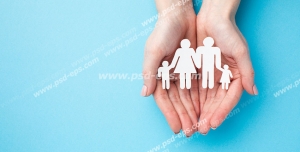 عکس با کیفیت تبلیغاتی خانواده کاغذی در دستان زن در بک گراند آبی