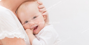 عکس با کیفیت تبلیغاتی کودک زیبا در آغوش مادر در بک گراند سفید