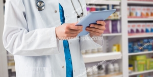 عکس با کیفیت تبلیغاتی پزشک داروخانه در حال برسی کاغذ برای داروهای موجود