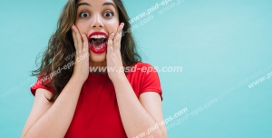 عکس با کیفیت تبلیغاتی زن در حال جیغ کشیدن از خوشحالی