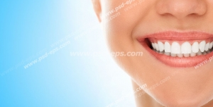 عکس با کیفیت تبلیغاتی زن لبخند بر لب و دندان های درخشان در بک گراند آبی آسمانی